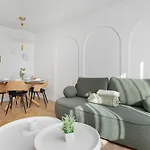 Apartment Style & Sea With Balcony In By Renters *