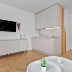 Style & Sea With Balcony In By Renters Apartment *